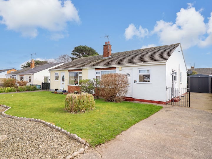 Castle Cove - Abergele