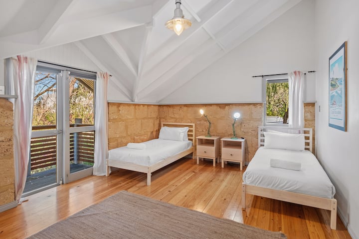 Acomódate para una noche tranquila en el tercer dormitorio, que ofrece dos camas individuales, perfectas para amigos o familiares.