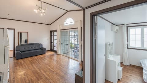 안면도에서 오션뷰를 즐기며 휴식하는 공간