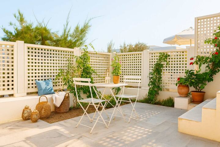 Villa Maria Ultimate Gems – Naoussa Waves Suites gallery image 4