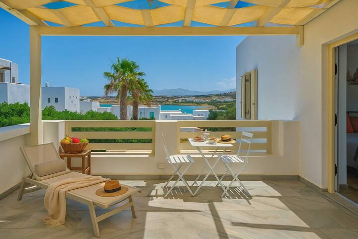 Villa Maria Ultimate Gems – Naoussa Waves Suites gallery image 5