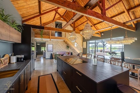 Stunning 8 Bedroom, 4 Bathroom, Barn Conversion