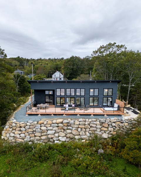 Dreamy Oceanfront Escape- Hot tub & Sauna