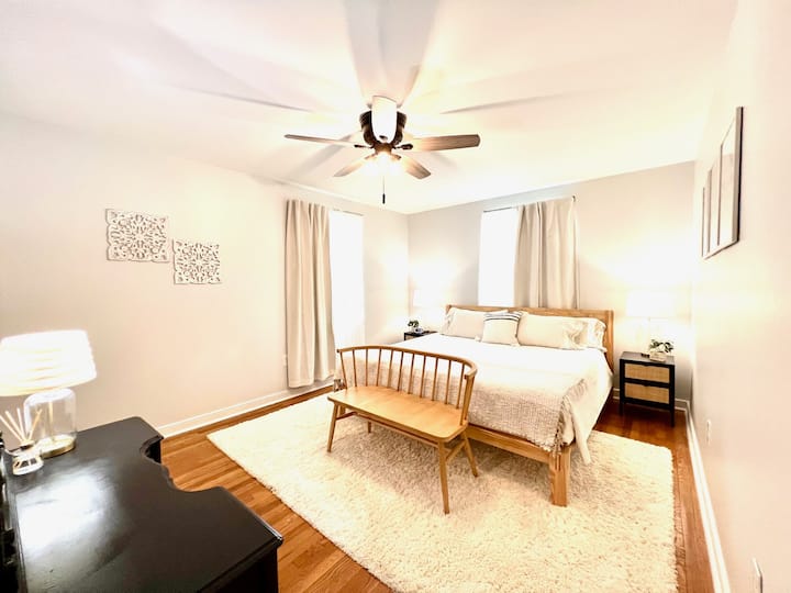 Втората спалня с двойно легло king size има собствено работно пространство или зона с голямо огледало, за да се подготвите за деня. 