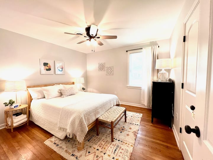 Третата спалня е с двойно легло QUEEN SIZE, с уютен матрак и спално бельо. 
