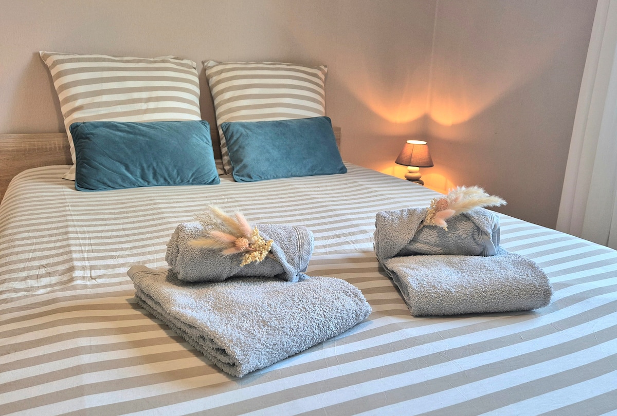 Спална соба со кревет и плакари со димензии 140 x 190