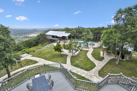 Charming Victorian Home with HUGE views, hot tub