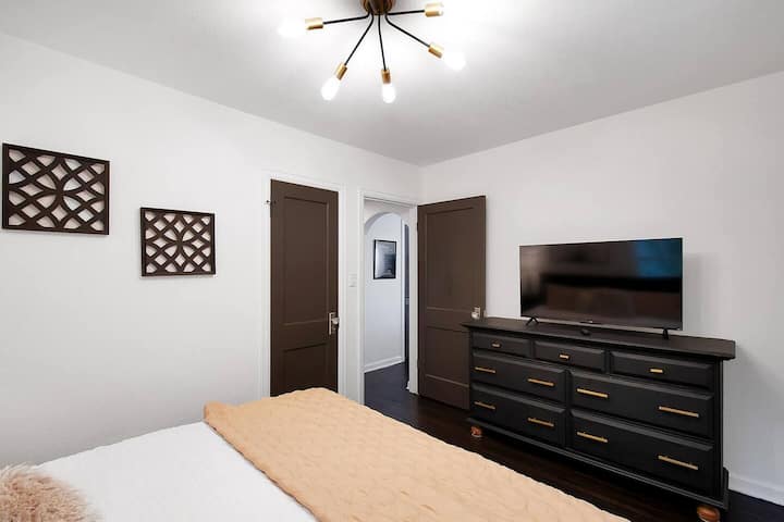 Dormitorio delantero con cama tamaño king y TV inteligente