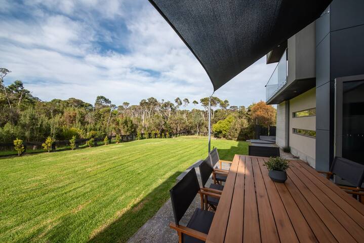 Augusta Private Acre Escape in Mt Martha with pool gallery image 5
