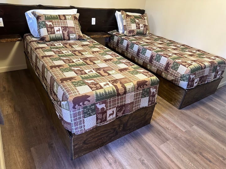 Klamath Trout 2 Twin Pet Friendly - Hotels for Rent in Klamath Falls