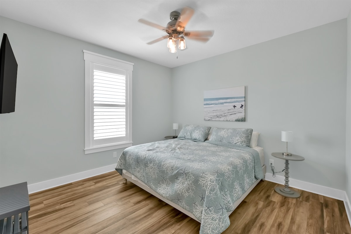 dormitorio con 3 camas tamaño king