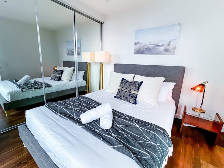 חדר שינה קווין סייז עם מלתחה רחבה