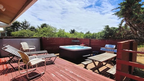 Beachfront Cabin, Downtown, Hot Tub, Fully Fenced!