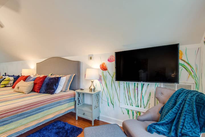 King Suite na katu s 49" Roku Smart TV-Guest House