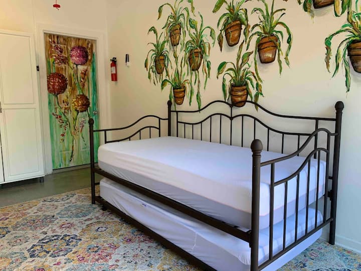 Dvokrevetna soba u prizemlju s bračnim krevetom i kućom Twin Trundle-Guest