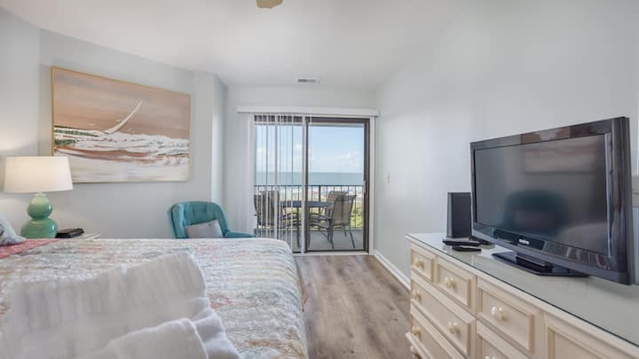 Chumba cha kulala cha msingi chenye pumzi kinachovutia mandhari ya bahari