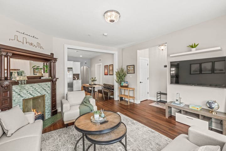 Modern Comfort In Historic Milwaukee | Sleeps 8 - Milwaukee, WI