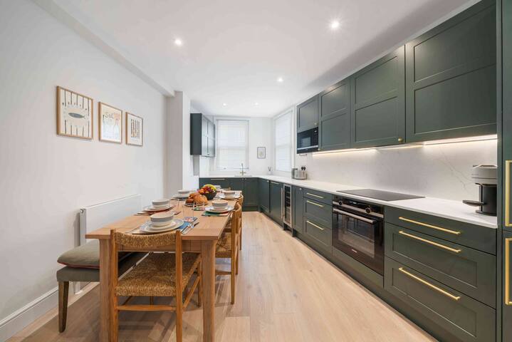 Elegant split level High St Ken Apt with Terrace gallery image 2