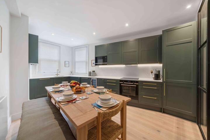 Elegant split level High St Ken Apt with Terrace gallery image 4