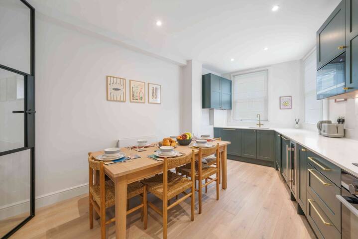 Elegant split level High St Ken Apt with Terrace gallery image 3