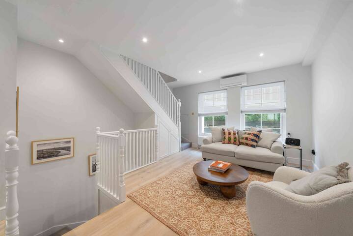 Elegant split level High St Ken Apt with Terrace gallery image 5