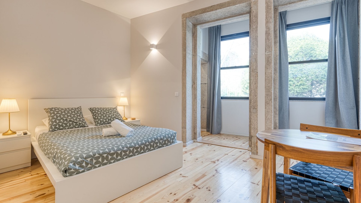 Cozy room with comfortable bedding, soft bedding and minimalist décor. Quiet and perfect atmosphere for resting and recharging during the stay.