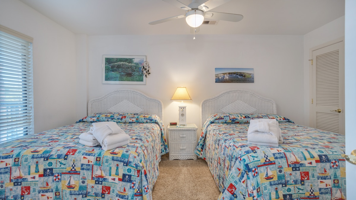 Оваа весела спална соба за гости е удобно место за одмор по ден поминат на плажа.