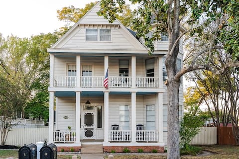 The Ramona House w/ Cowboy Pool! Walk to Downtown!