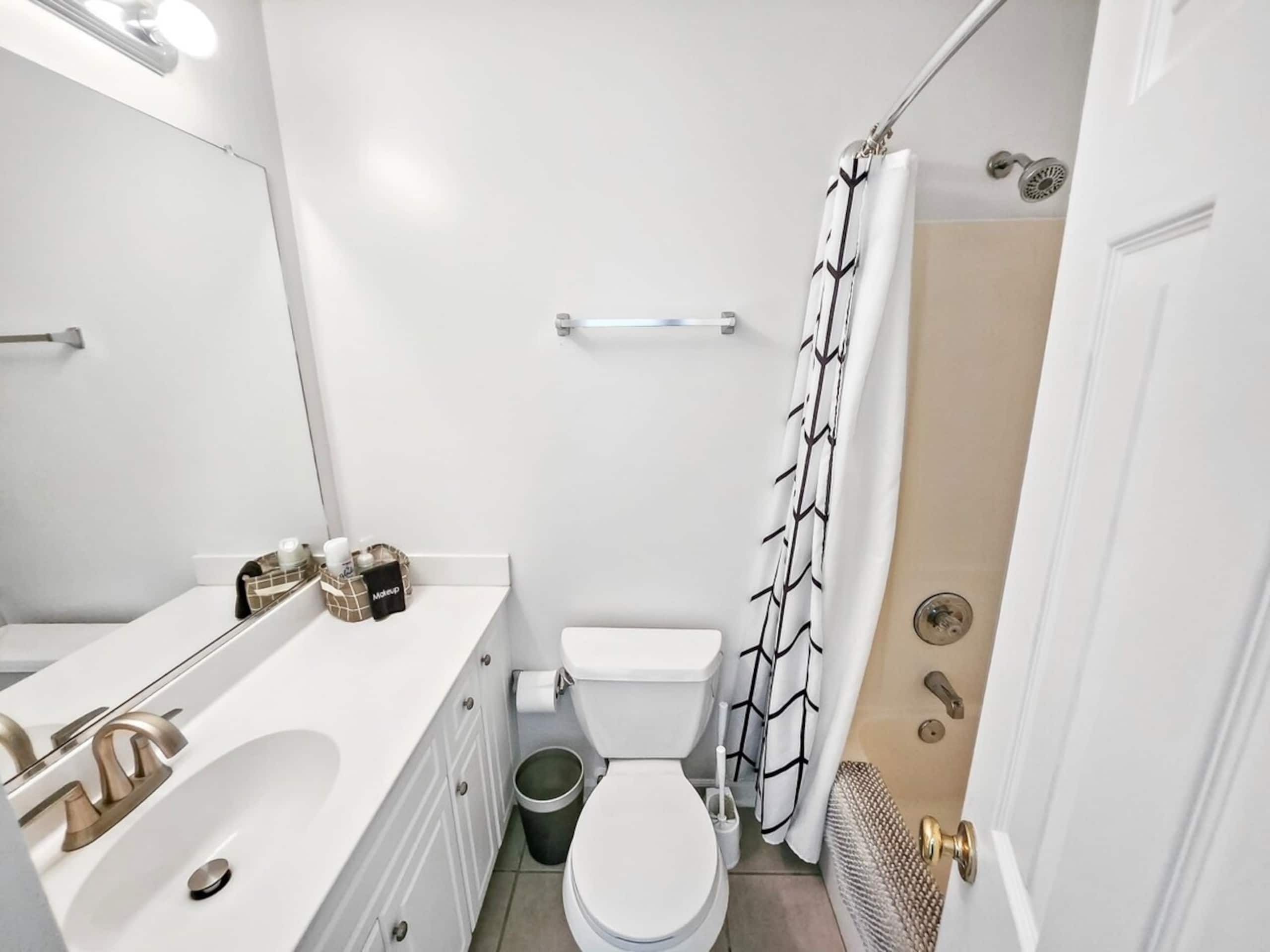 Royal Hamlet - Quiet, Modern, Chic - Photo 14