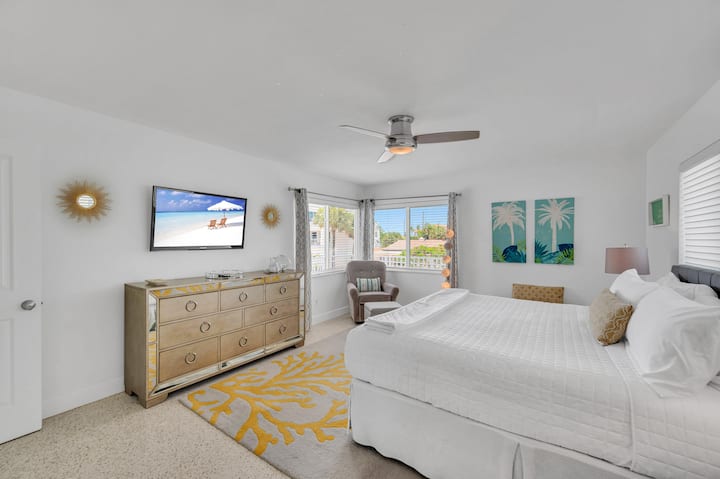 El segundo dormitorio es una espaciosa habitación tamaño king, adornada con una lujosa cama y un televisor inteligente para tu máxima relajación.