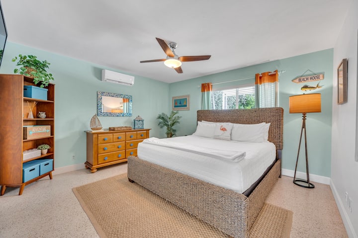 Relájate con estilo y comodidad en nuestra prístina habitación, con una lujosa cama tamaño king y un televisor inteligente para tu máxima relajación.