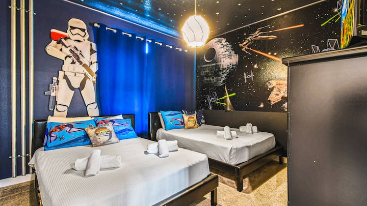 ליהנות משהייה נוחה בחדר בהשראת מלחמת הכוכבים שלנו עם שתי מיטות, שמציע לכם את המקום המושלם להירגע ולהיטען מחדש אחרי יום של הרפתקאות.