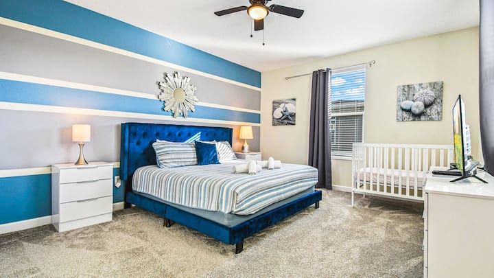 תיהנו משנת לילה מאושרת בחדר השינה המפואר שלנו, המעוצב לנוחיותכם המרבית.