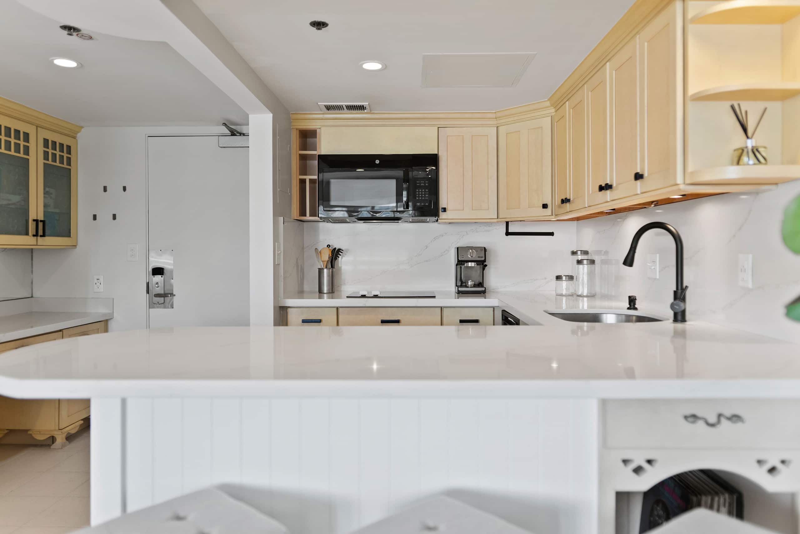 City View Ilikai Queen 1 BDRM Kitchenette and Pool - Image 13