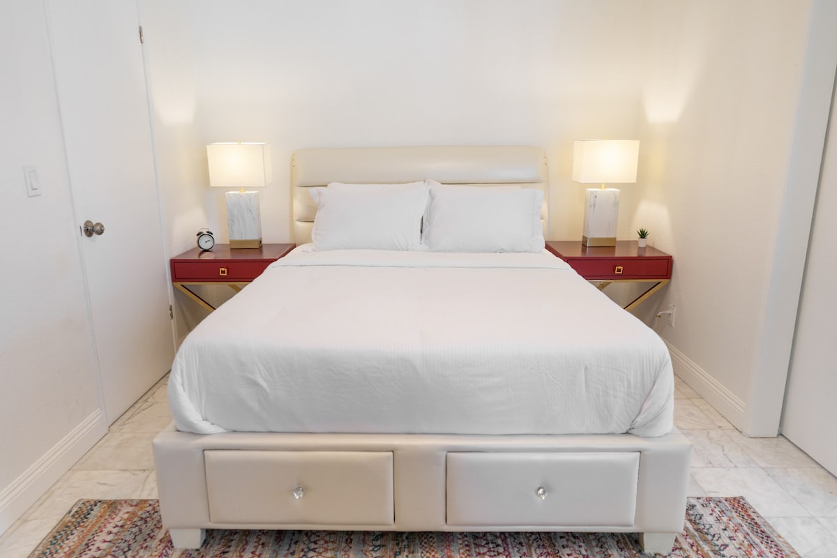 חדר שינה -- הצגת סיור וירטואלי בתלת - ממד בנכס כאן: https://tinyurl.com/4hz9297z