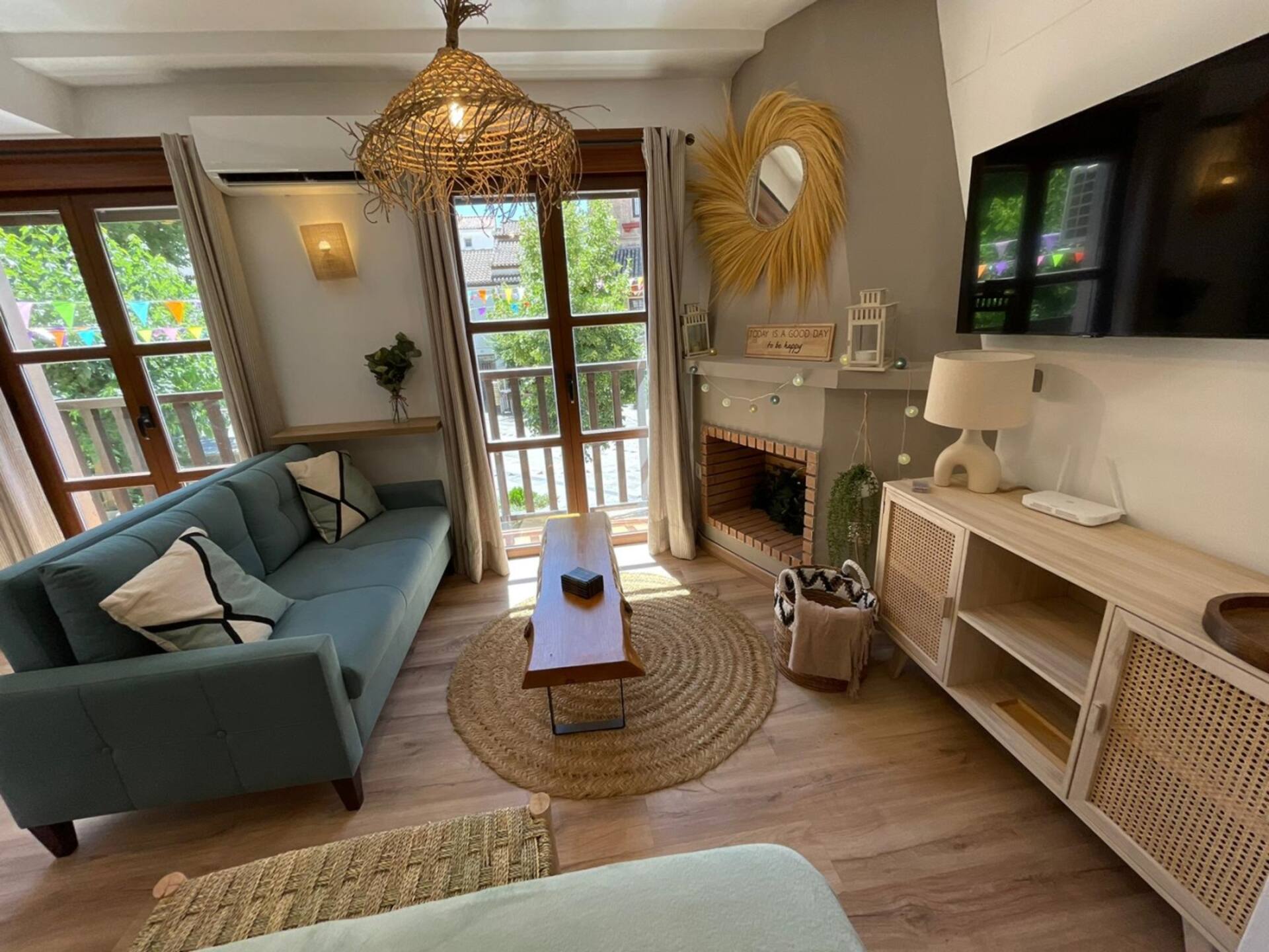 Cozy studio apartment in the plaza. Fireplace, A/A