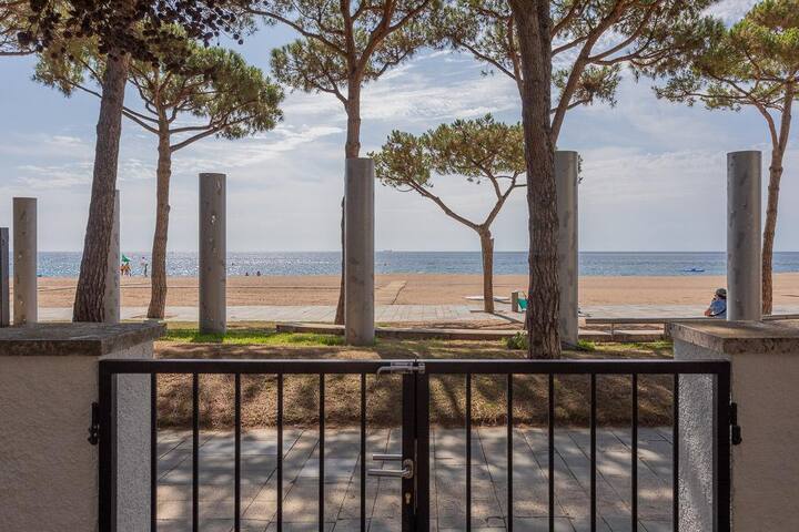 villa els pins – house on the seafront in playa de