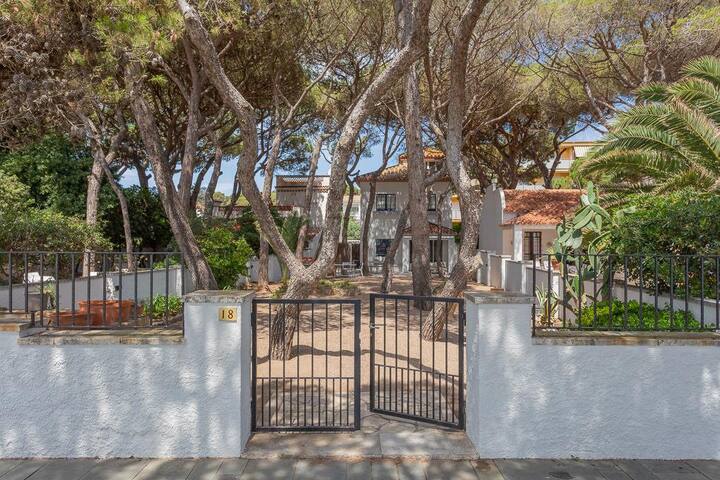 villa els pins – house on the seafront in playa de gallery image 4