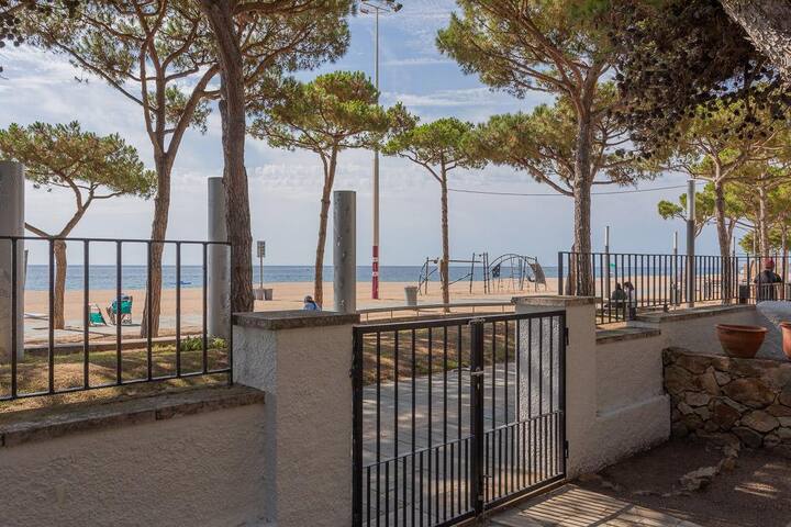 villa els pins – house on the seafront in playa de gallery image 2