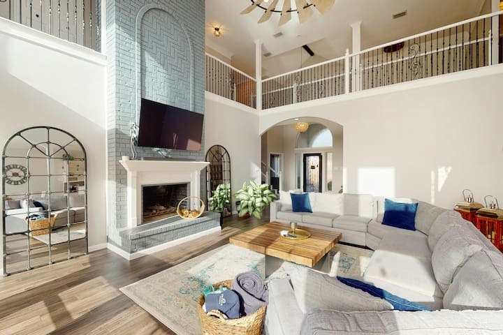 Luxe, lakefront 4BR with amazing private pool