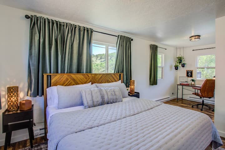 Furahia usiku wa kupumzika katika kitanda cha ukubwa wa kifalme kilicho na mashuka ya pamba ya kifahari, mito mingi na godoro la povu la kumbukumbu. Iliyoundwa kwa ajili ya starehe, ni mahali pazuri pa kupumzika na kufurahia usingizi wa kina na wa kuhuisha.