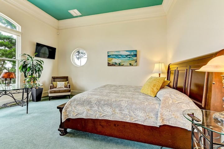 חדר שינה ראשי עם נוף