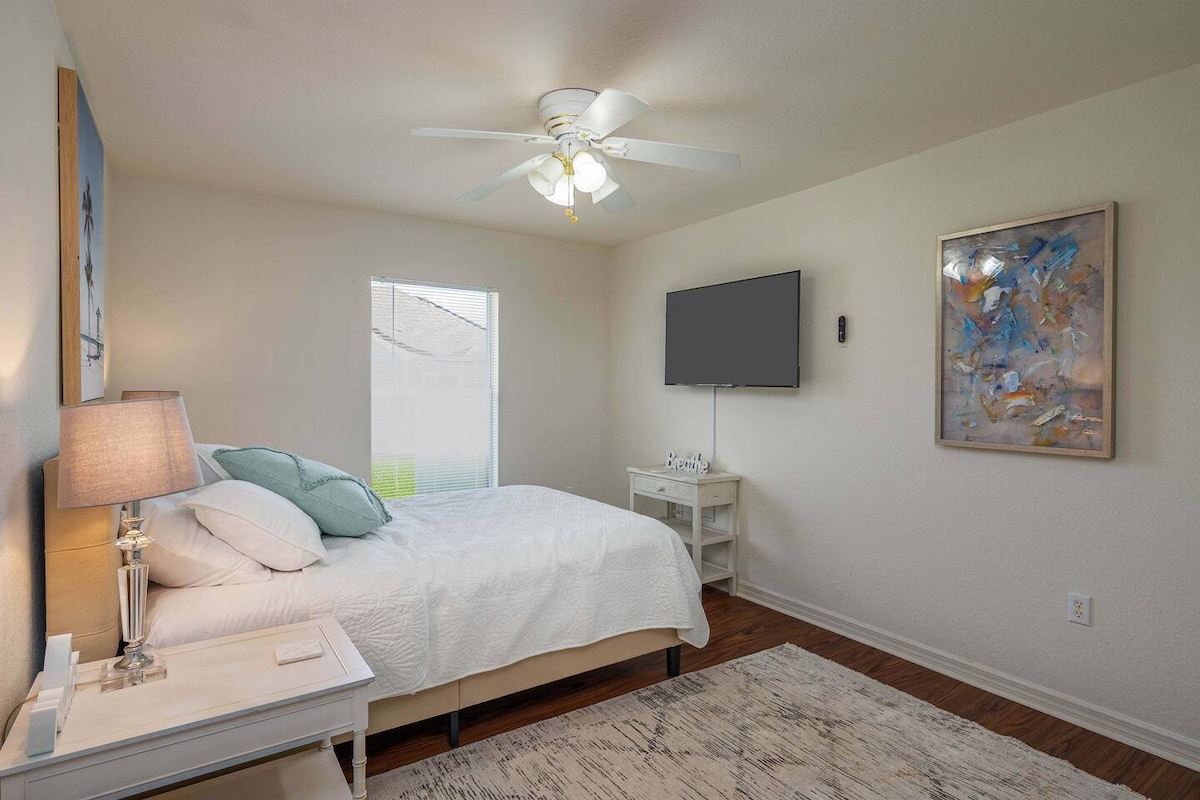 Chumba cha kulala 2. Kitanda aina ya Queen. 50 inch Roku smart TV.