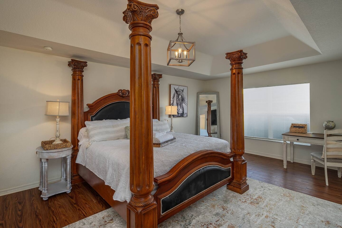 Chumba kikubwa cha kulala.. Sehemu ya dawati la ofisi ya kibinafsi.