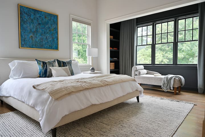 Bucură-te de confort cu un pat matrimonial de pluș 