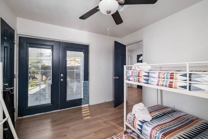 La camera da letto a castello si apre anche direttamente sulla zona pranzo all'aperto.