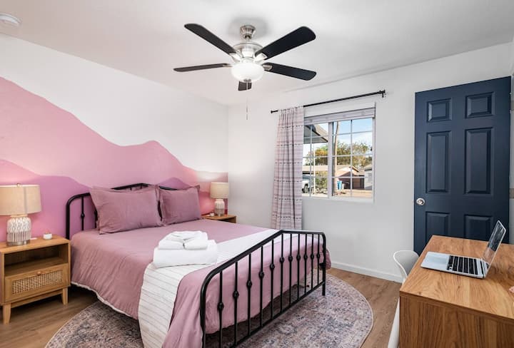 La camera da letto rosa con scrivania è perfetta sotto ogni punto di vista: accogliente e confortevole per chi lavora da "casa".