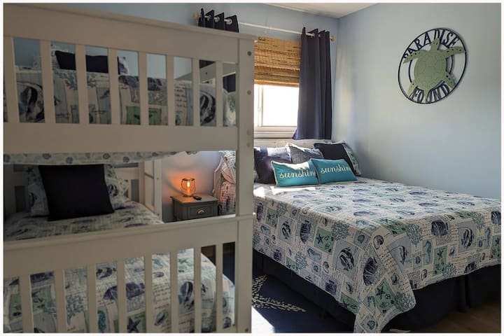 חדר שינה שני עם מיטות קומתיים ומיטת קווין סייז