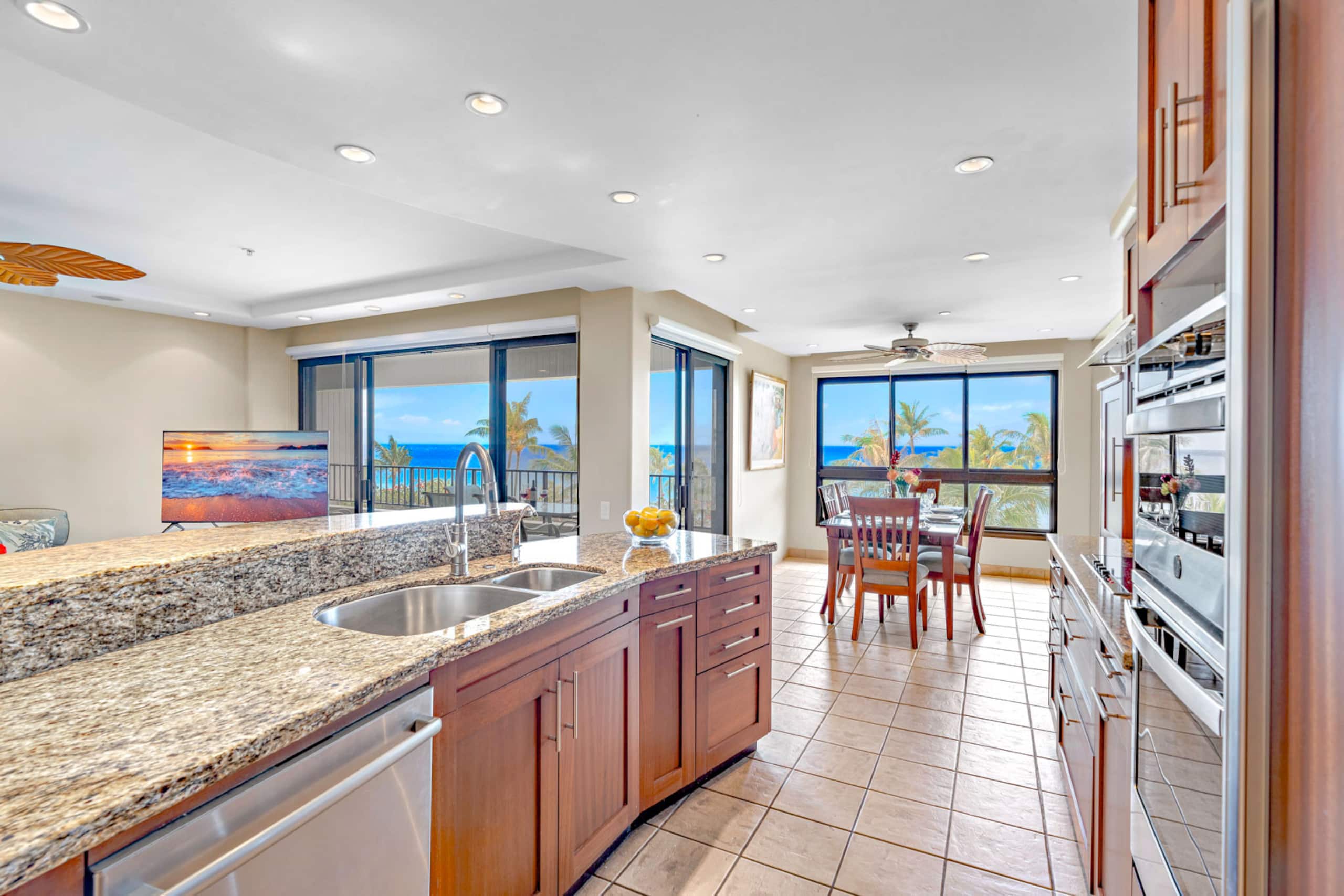 Condo in Lahaina · ★4.88 · 3 bedrooms · 5 beds · 2 shared baths - Image 3