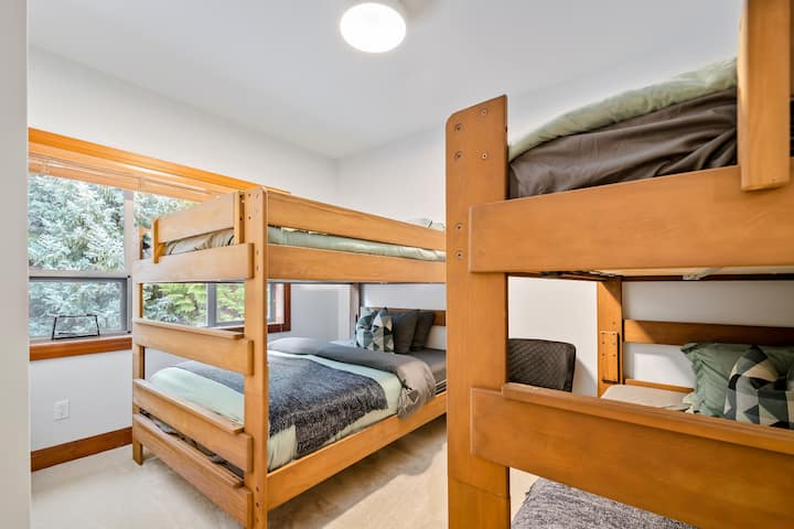 Dormitorio con dos literas tamaño queen con literas tamaño queen que pueden dormir 4 adultos cómodamente con capacidad para 8 personas